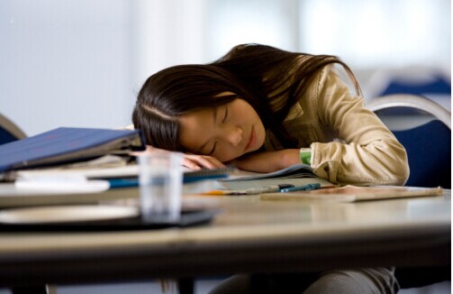 午休习惯趴着睡 “以手代枕”枕坏胳膊神经