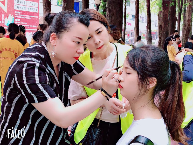 东莞精英学校举行社区义务化妆活动